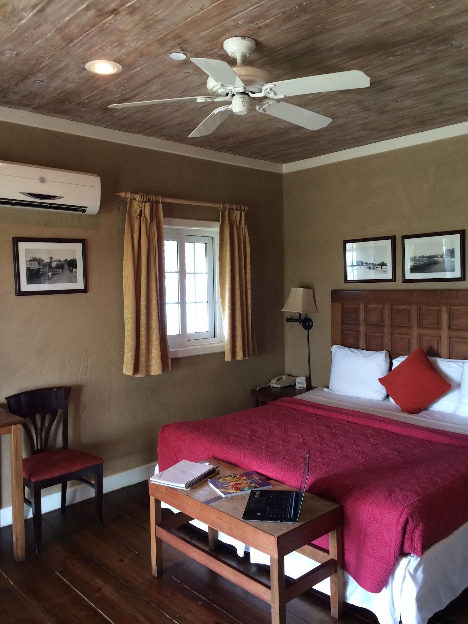 A Stone'S Throw Away Hotel แนสซอ ภายนอก รูปภาพ
