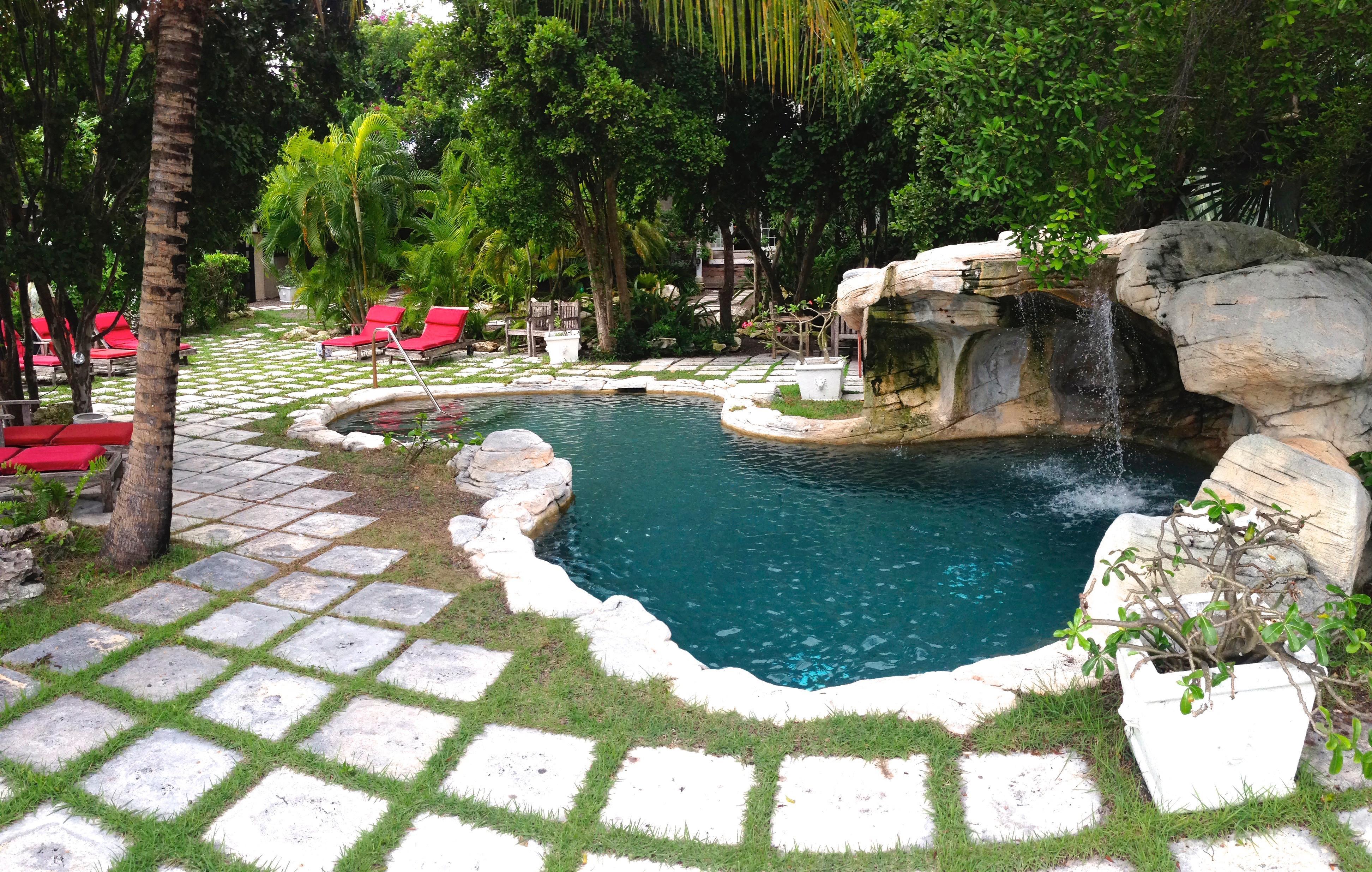 A Stone'S Throw Away Hotel แนสซอ ภายนอก รูปภาพ