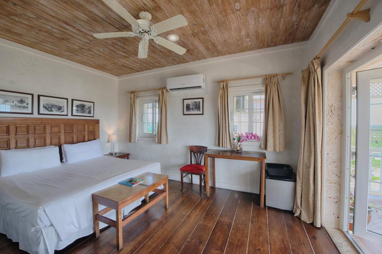 A Stone'S Throw Away Hotel แนสซอ ภายนอก รูปภาพ