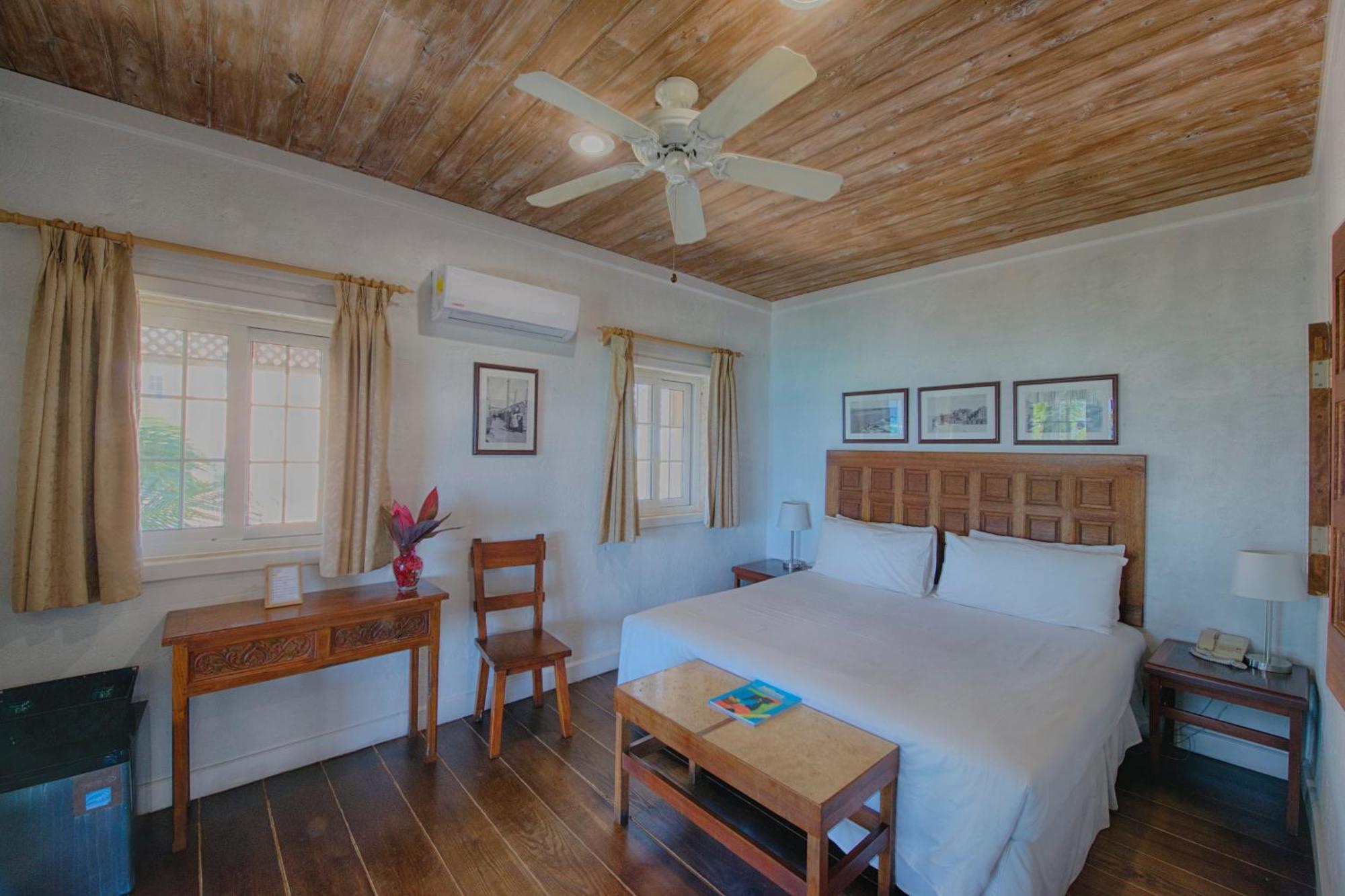 A Stone'S Throw Away Hotel แนสซอ ภายนอก รูปภาพ