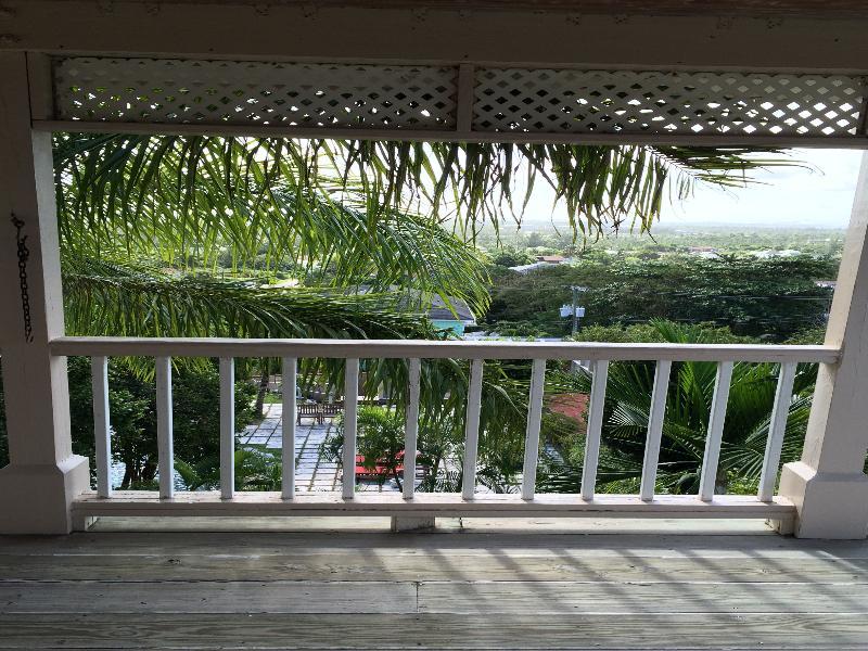 A Stone'S Throw Away Hotel แนสซอ ภายนอก รูปภาพ