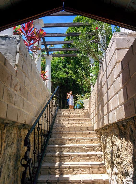 A Stone'S Throw Away Hotel แนสซอ ภายนอก รูปภาพ